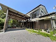緑豊かな庭が迎える落ち着いた和風住宅です。広い敷地に佇むその姿は、心安らぐ時間を与えてくれます。広々とした庭でガーデニングなど外の空気を存分に満喫できそうです。