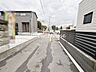 外観：広めの間口で車の出し入れもスムーズに出来そうです♪
