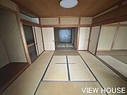 ■三間続きで開放感のある和室です。襖を開け放つことで大空間として活用できるため、親戚の集まりや来客時にも重宝します！