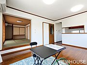 ■リビングは15帖♪小上がりのような和室が隣接しているので広々感じられます♪