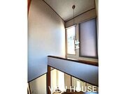 ■玄関｜吹き抜けなので明るい玄関です♪