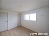 室内：■2階6帖洋室｜窓から優しい光がたっぷりと差し込み、日中を通じて穏やかで居心地の良い空間をしっかりと保ってくれます♪