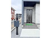 【玄関】 カラーモニター付きインターホン付きで防犯面も安心です♪