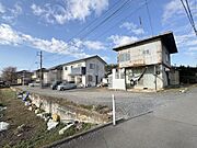 【現地土地写真】 西側と南側道路に面した角地にあります☆