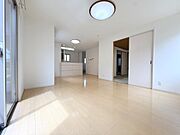  【ＬＤＫ約１８帖】リビングは隣接する和室と繋がっており、扉を開放すればさらに一体感のある大空間に！木のぬくもりを感じる内装が、穏やかな団らんの時間を演出します！