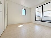 バルコニーに面した大きな窓があり、採光と通風が非常に良好なお部屋です！寝室としてはもちろん、明るい空間で集中できるテレワーク部屋にも最適です！