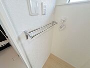 シンプルなデザインのタオル掛けなどは、清潔感を損なわず空間に馴染みます♪細部まで丁寧に仕上げられた室内は、住むほどに愛着が湧く仕様です！