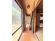 【縁側】 和室の横には、お庭の景色を眺めながらゆったりと過ごせる広々とした縁側があります！