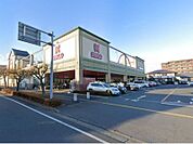 かましん自治医大店 800m地元の方に利用されるスーパー。駐車場も広く、広いも見やすい陳列でお買物しやすいです。９