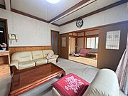 【リビング１０帖】 和室も隣接した広々スペース♪