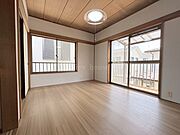 【洋室６帖】 バルコニーに面した大きな窓があり、お部屋の奥まで明るい光が届きます。風通しも非常によく、毎朝気持ちの良い目覚めを迎えられる快適な個室です。