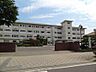 周辺：伊勢崎市立第一中学校 1373m学校周辺は閑静な住宅街なので、落ち着いて学習に取り組むことのできる環境です!!また西に流れる広瀬川に四季折々の自然を感じることができます♪