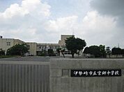 伊勢崎市立宮郷中学校 1964m近くには小川が流れ、豊な緑に囲まれた落ち着いた環境で勉強に取り組むことができます♪