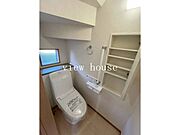 ・生活感のない、すっきりとしたトイレにかかせない扉付き収納付きです♪