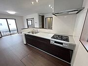 ・来客時にも、カウンターキッチンなら料理をしたりお茶を入れながら会話を楽しめます♪