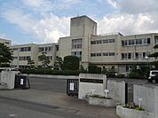 伊勢崎市立あずま南小学校 324m住宅街に囲まれており、落ち着いた環境で勉強に取り組むことができます♪