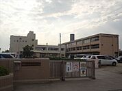 伊勢崎市立三郷小学校 1900m一戸建ての多いエリア、静かで落ち着いた雰囲気で勉強に励むことができます♪