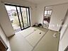 室内：・急な来客があっても、おもちゃをこの部屋に集めてリビングとの仕切りを閉めれば、一瞬でメインスペースを確保できます♪