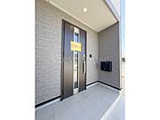 【1号棟】重厚感のある玄関ドアが住まいの顔を引き締めます！屋根があるため、雨の日でも落ち着いて鍵を探したり傘を差したりできますね。防犯面でも配慮された安心の設計です。