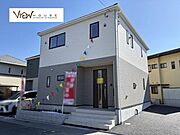【1号棟】青空に映えるスタイリッシュな外観です！前面道路がスッキリしており、お車での外出もスムーズに行えます。日当たりも良く、明るい毎日を過ごせそうな佇まいですね♪