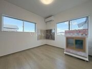 家族それぞれの個室に、光と風の通り道を。全居室二面採光だから、季節の移ろいを感じながら、開放的な毎日を過ごせます。