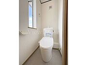 2階にもトイレが完備されているため、忙しい朝の重なりを防ぐことができます。就寝中に1階まで降りる手間も省け、小さなお子様がいるご家庭でも夜間のトイレがスムーズです！