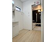 洗面所内も床をフリーリングにすることで温もりある空間に♪