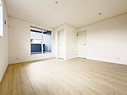 【1号棟】心地よい風が通り抜ける二面採光の洋室です！明るく開放的な雰囲気なので、主寝室としてはもちろん、集中して作業したいテレワーク部屋としてもおすすめの環境です。