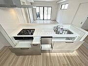 フライパンや料理器具、お弁当用品などもまとめて収納♪サッと取り出せる引き出し収納は助かりますね♪