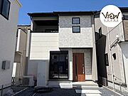 【2号棟】落ち着いたトーンのツートンカラーが目を引く、洗練された外観デザインです！前面道路は幅員が確保されており、毎日のお車での出し入れもスムーズに行えますね♪