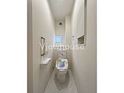 トイレットペーパー等の収納に便利な扉付きの棚がある、機能性高いトイレ☆