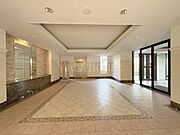 美しく整備された共用ロビーは、マンションの管理の良さを象徴しています！広々としたタイル貼りの床が高級感を演出。住まう方のプライドを満たしてくれる、落ち着きと品格のあるデザインが魅力です♪