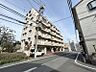 外観：物件前面は6.0ｍ幅。整備された広い道路に面しており、お車での出入りもスムーズです！見通しが良いため、小さなお子様連れでの歩行も安心感があります。