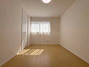 【A号棟】南向きの窓から心地よい光が注ぎ込む明るいお部屋です！日中は照明いらずで過ごせるほど開放感があり、冬場もポカポカ温かく過ごせます。