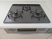 【同社施工例】お弁当、朝食に忙しい朝のキッチンも3口コンロで作業効率UPします。