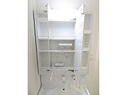 【同社施工例】朝の支度もらくらく、3面鏡付き洗面化粧台。