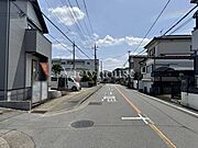 西側公道：約8.9m