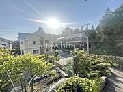 青空に美しく映える、落ち着いた佇まいの住まいです！周囲は緑に囲まれた穏やかな環境で、周囲の視線を気にせず、プライベートな時間をのんびりと満喫していただけます！