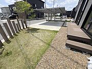 青空が広がる気持ちの良いお庭と広々としたカースペース！開放感のある心地よい空間で、週末にはガーデニングを楽しんだり、のんびり日向ぼっこをしたりして過ごせます♪