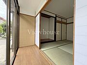 明るい光が差し込む広縁が付いた和室です！お庭の緑を眺めながら、湯上がりに冷たいお茶を飲んでホッと一息ついたり、洗濯物を室内に干したりするのにも重宝します♪