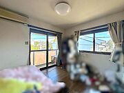 2階の約5.7帖の洋室です。2面採光で明るく風通しのいい室内です。