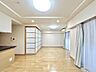 リビング/ダイニング：専有面積 約72.56m2の2LDKで、充実した設備と収納が備え付けられています！