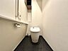 トイレ：トイレです。温水洗浄便座が付属します。