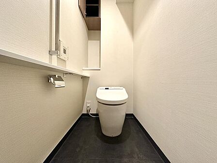 トイレです。温水洗浄便座が付属します。