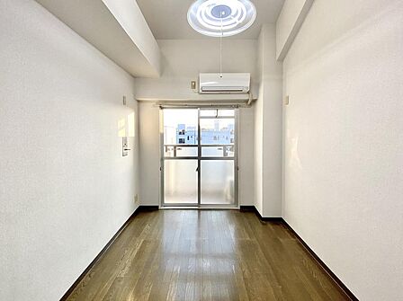 約5.4帖の洋室です。