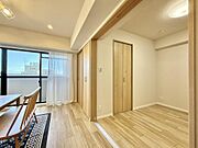 部屋の間仕切りに大きく開口できる引き戸を採用しています。閉じれば個室として、開ければオープンな続き間としてお使い頂けます。