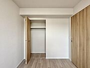 約6帖の洋室に備え付けのクローゼットです。