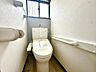 トイレ：トイレにも手すりが付いており、ご高齢の方やお子様のいらっしゃるご家庭の方でも安心です。
