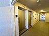 玄関：本物件は11階建ての3階になります。