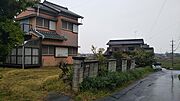 古家が建っています。住める状態ではありません。